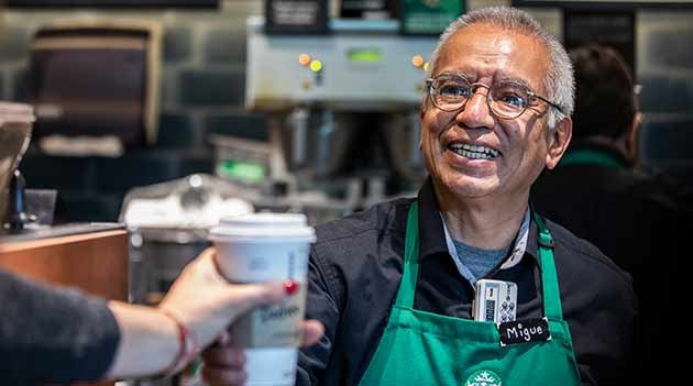 Starbucks inaugura tienda operada por adultos mayores en México