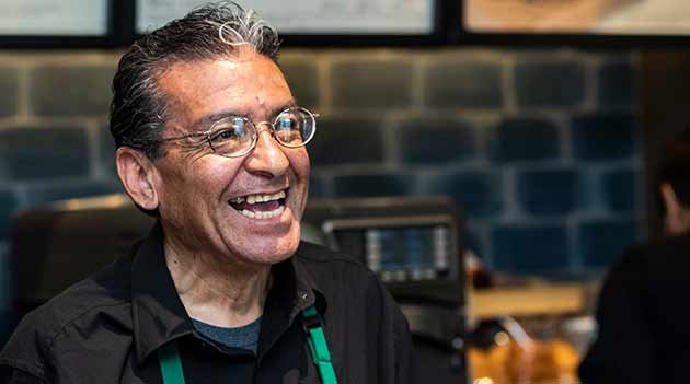 Starbucks inaugura tienda operada por adultos mayores en México