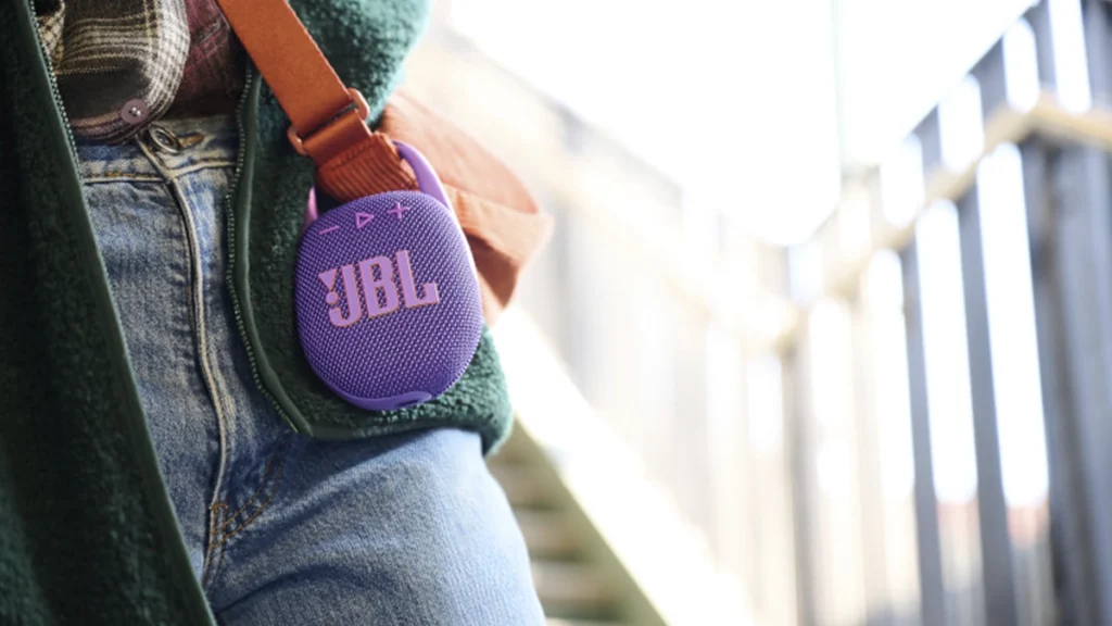 Los nuevos modelos de bocinas JBL Clip 5 y el JBL Go 4 cuentan con tecnología Auracast y una potencia como nunca.