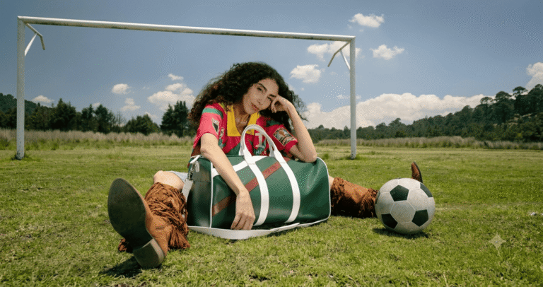 OKA lanza Duffle Bag tricolor en piel de nopal OKA lanza Duffle Bag tricolor en piel de nopal