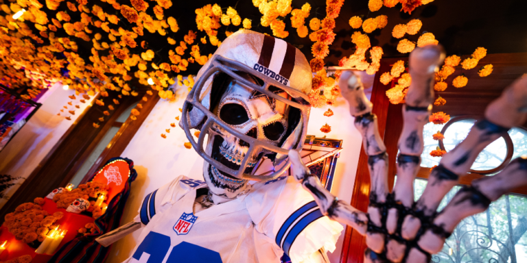 NFL México presenta la colección Hasta La Muerte 2026 con la ilustradora Chabaski: jerseys, hoodies y gorras de edición limitada para Día de Muertos.